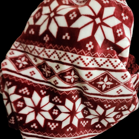 Snowflakes Red Maroon White Sherpa Throw Soft Blanket - Picture 1 of 3